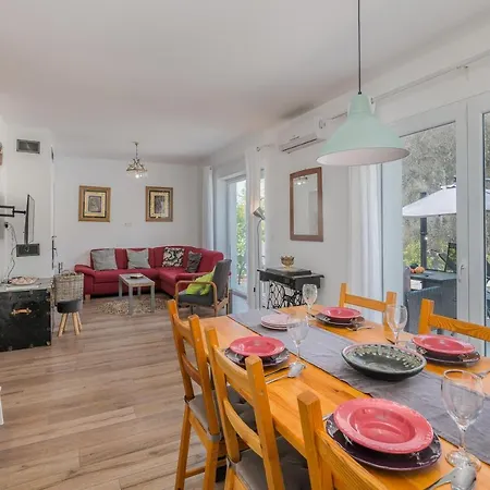 House Tonica With Pool Дом отдыха Малинска