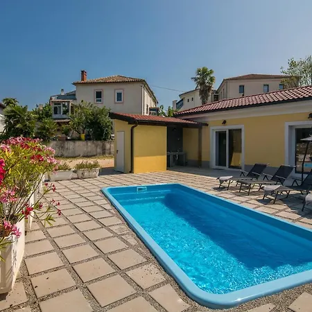 House Tonica With Pool Malinska